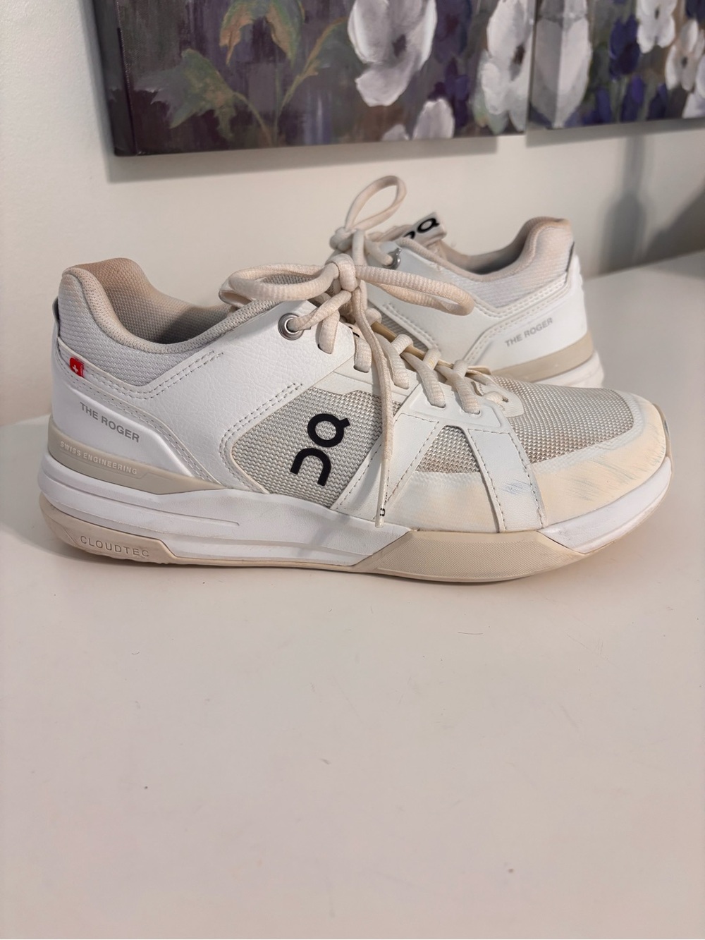On Cloud women’s 7.5 The Roger Clubhouse Pro White Tennis Shoes Sneakers